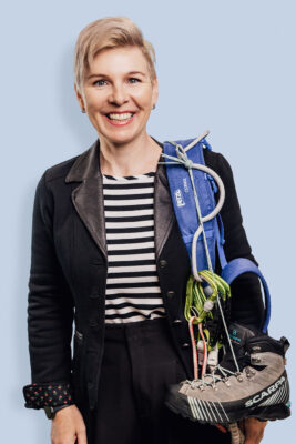 Susanne Mayer, Vertriebsinnendienst bei pratopac mit Kletterausrüstung